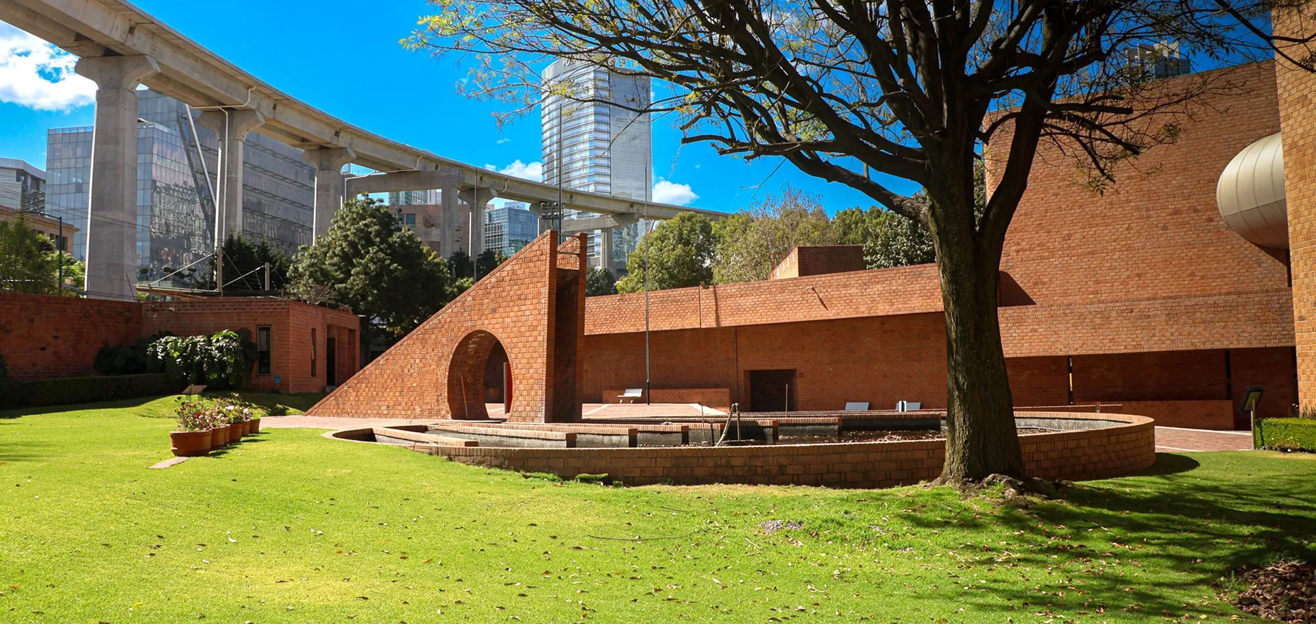 Jardín del reloj de sol en la IBERO.