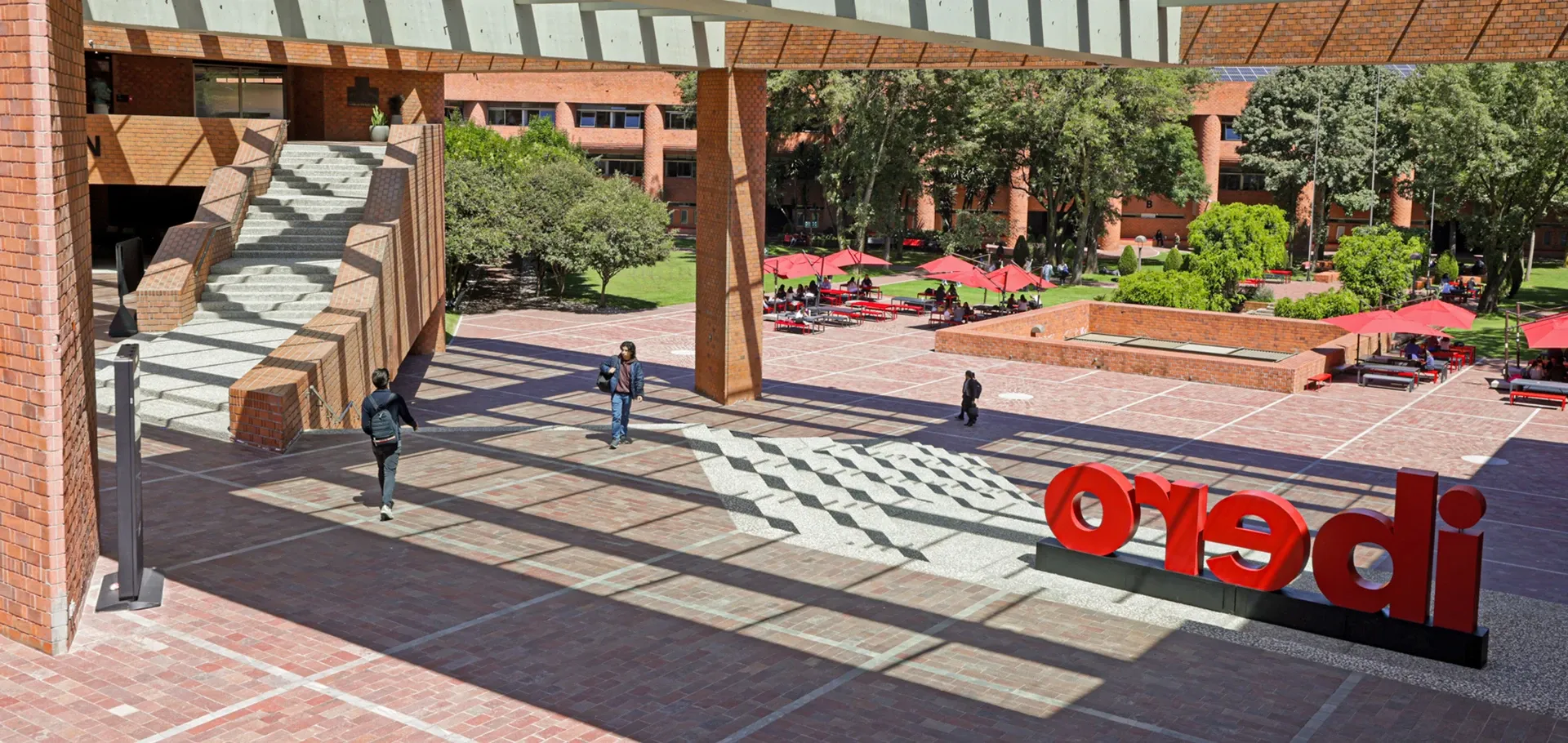 Explanada central en la IBERO.