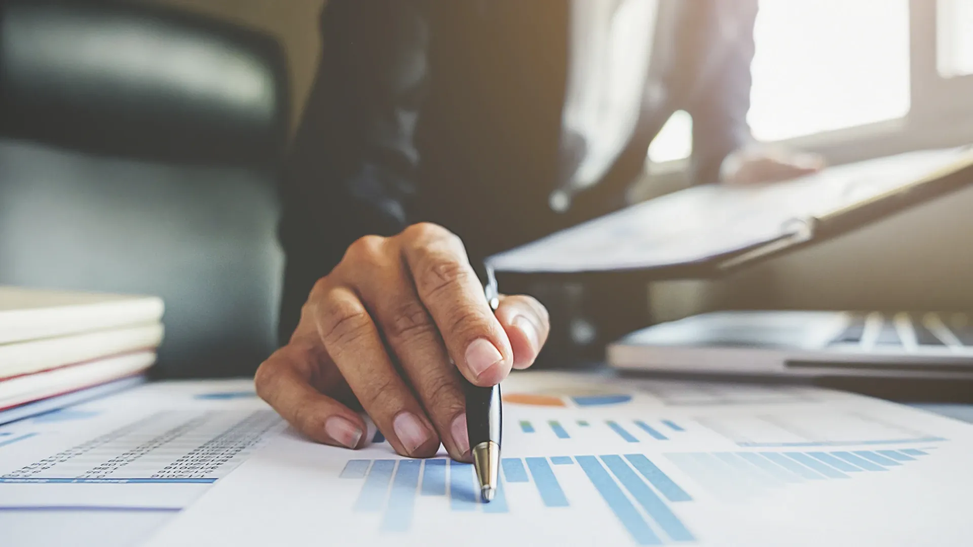 Close Up de persona trabajando sobre su escritorio con su tableta digitalizadora.