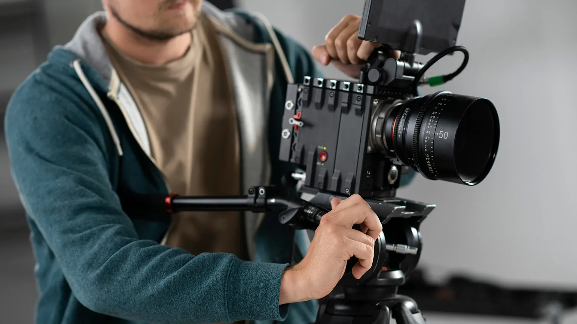  Profesional con equipo de video en actividad.