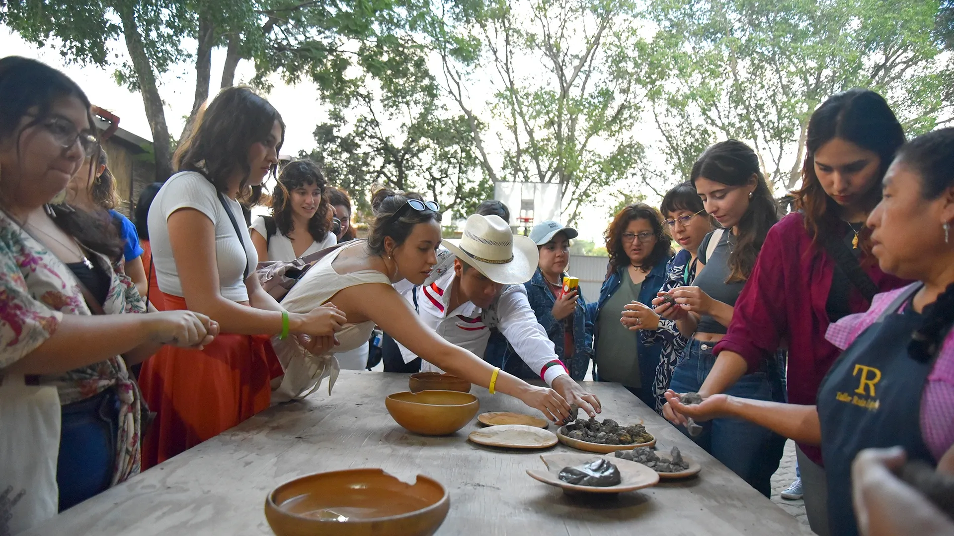  Pesona admirando piezas de arte romano montadas en una exhibición.
