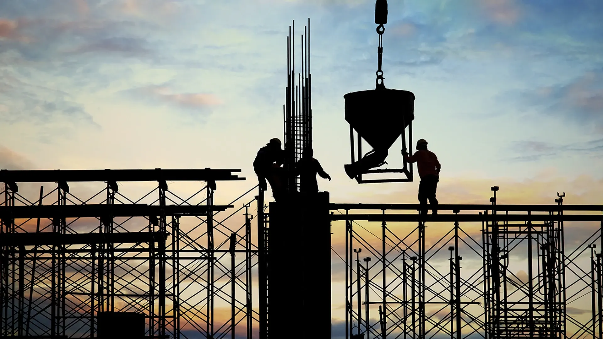 Toma de una construcción contra el horizonte.