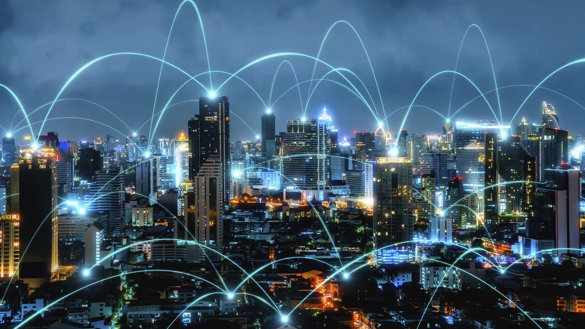 Panorama de edificios en la noche, interconectados.