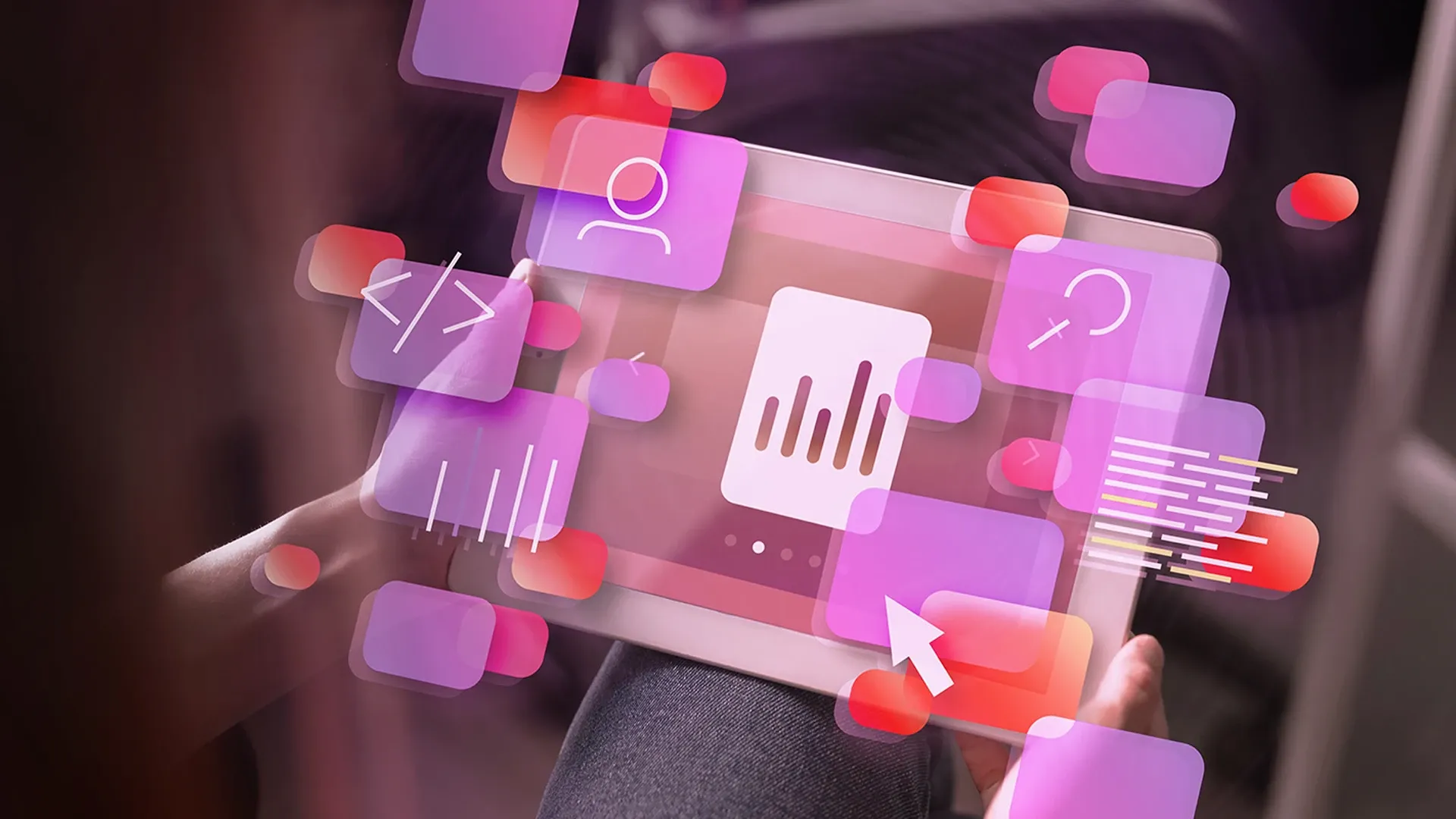 Persona con un ipad en sus manos, de esta se proyectan diversos iconos relacionados al estudio del mercado.