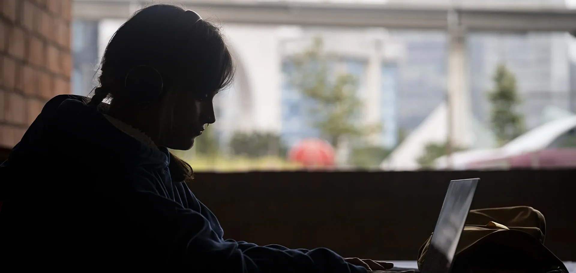 Estudiante caminando en los pasillos de la biblioteca.