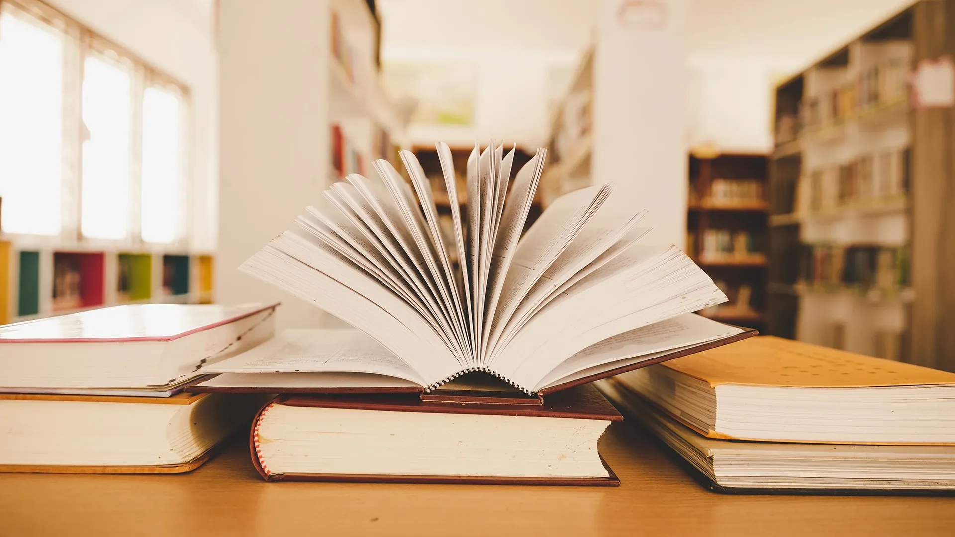 Close up de libros sobre un escritorio.