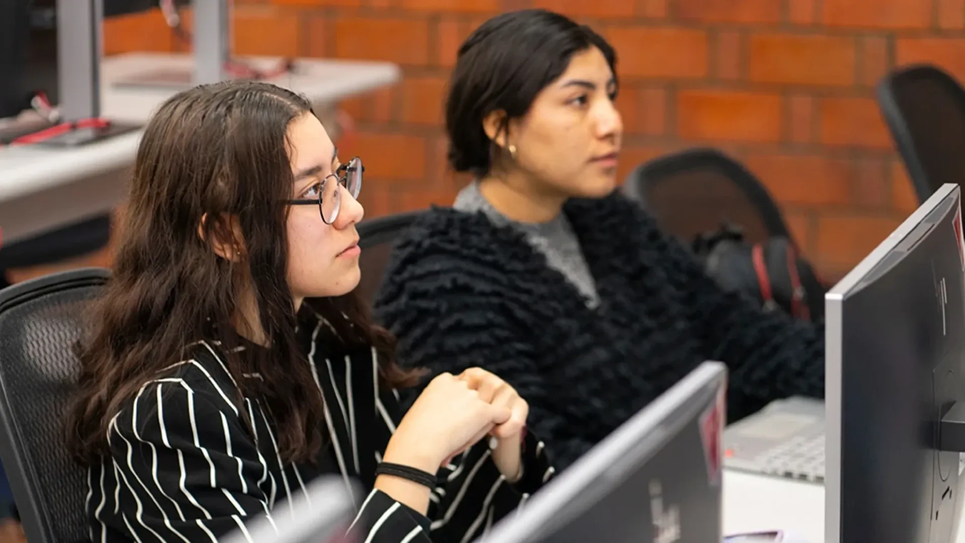 Estudiantes del departamento de Ciencias Sociales y Políticas en la IBERO.