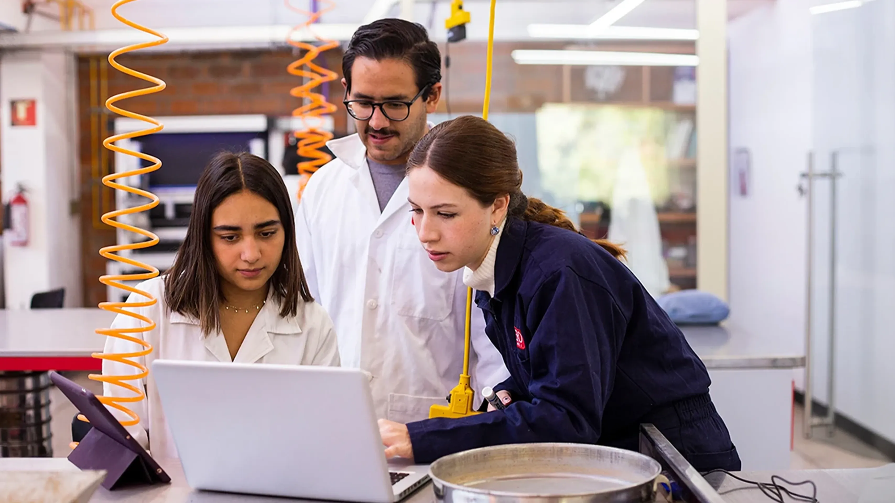 Estudiantes en el laboratorio de materiales en la IBERO.