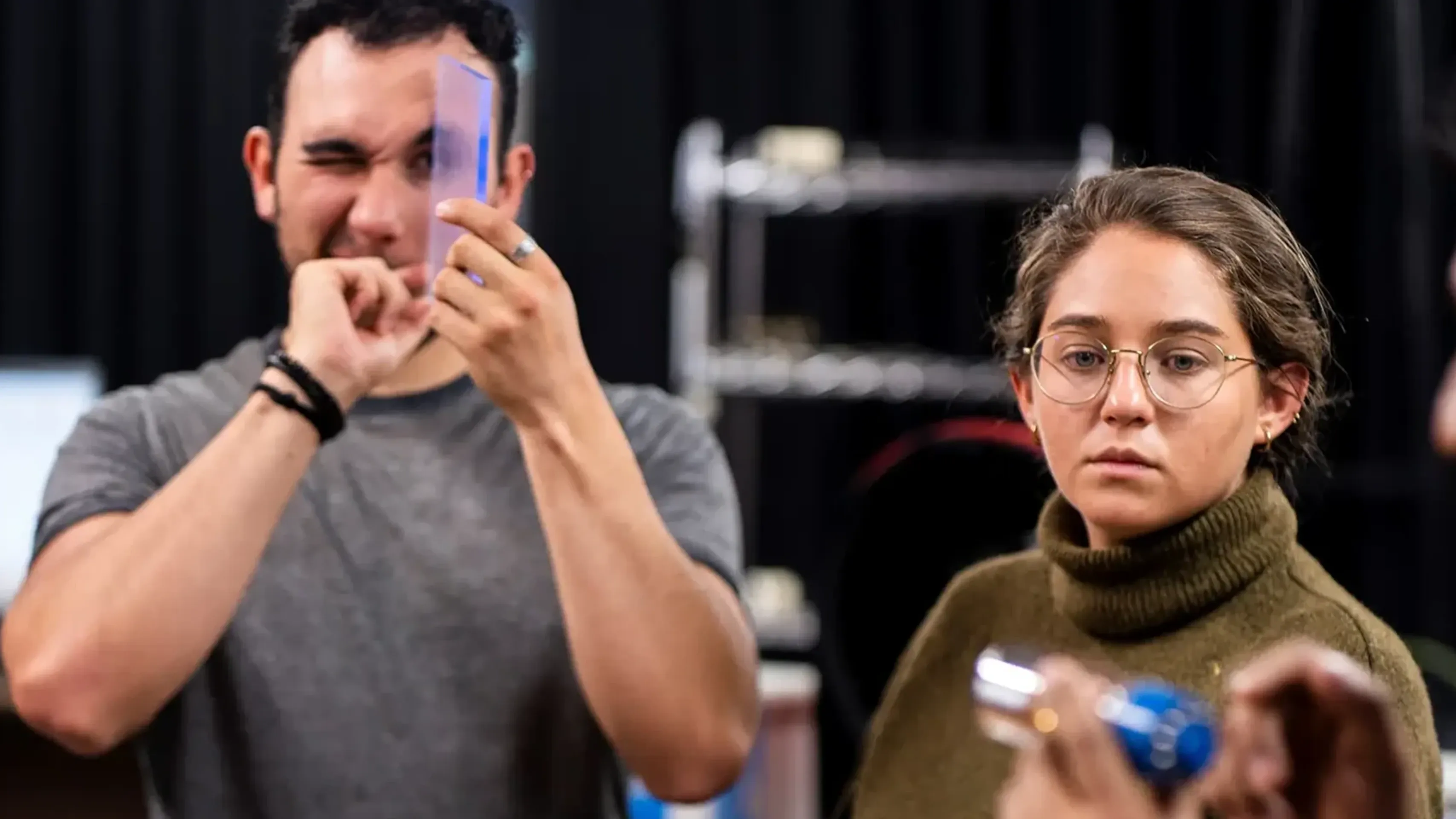 Estudiantes en el laboratorio de Física Experimental en la IBERO.