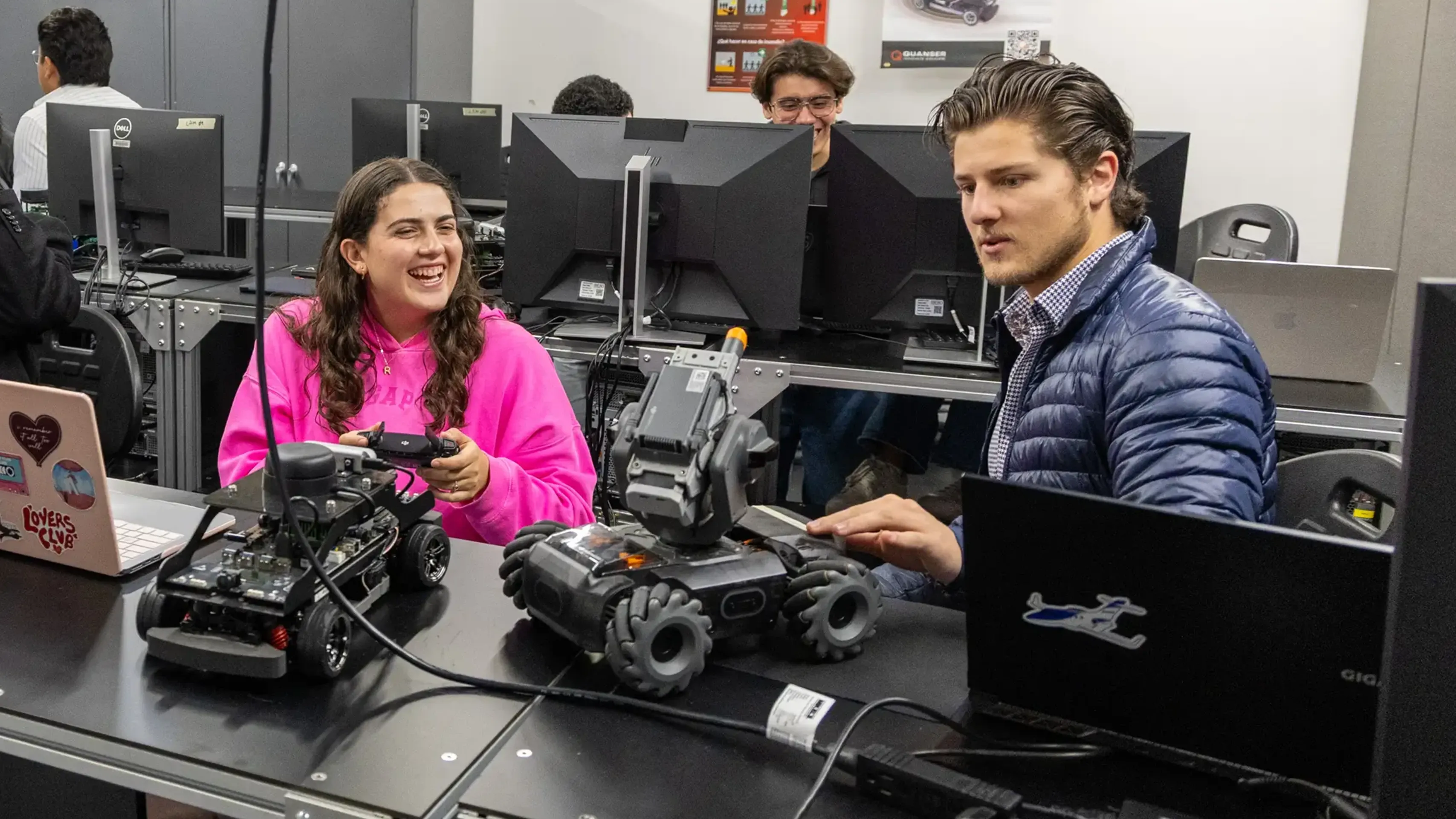 Estudiantes en el laboratorio de Ingenieria para la Innovación en práctica en la IBERO.