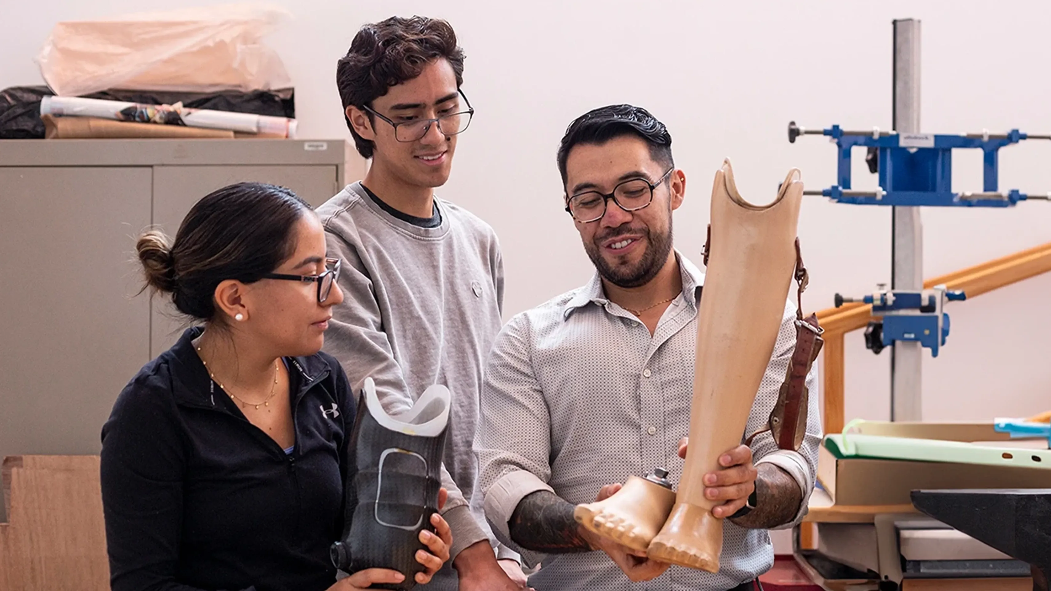 Estudiantes en el laboratorio de Ingenieria para la Innovación en práctica en la IBERO.