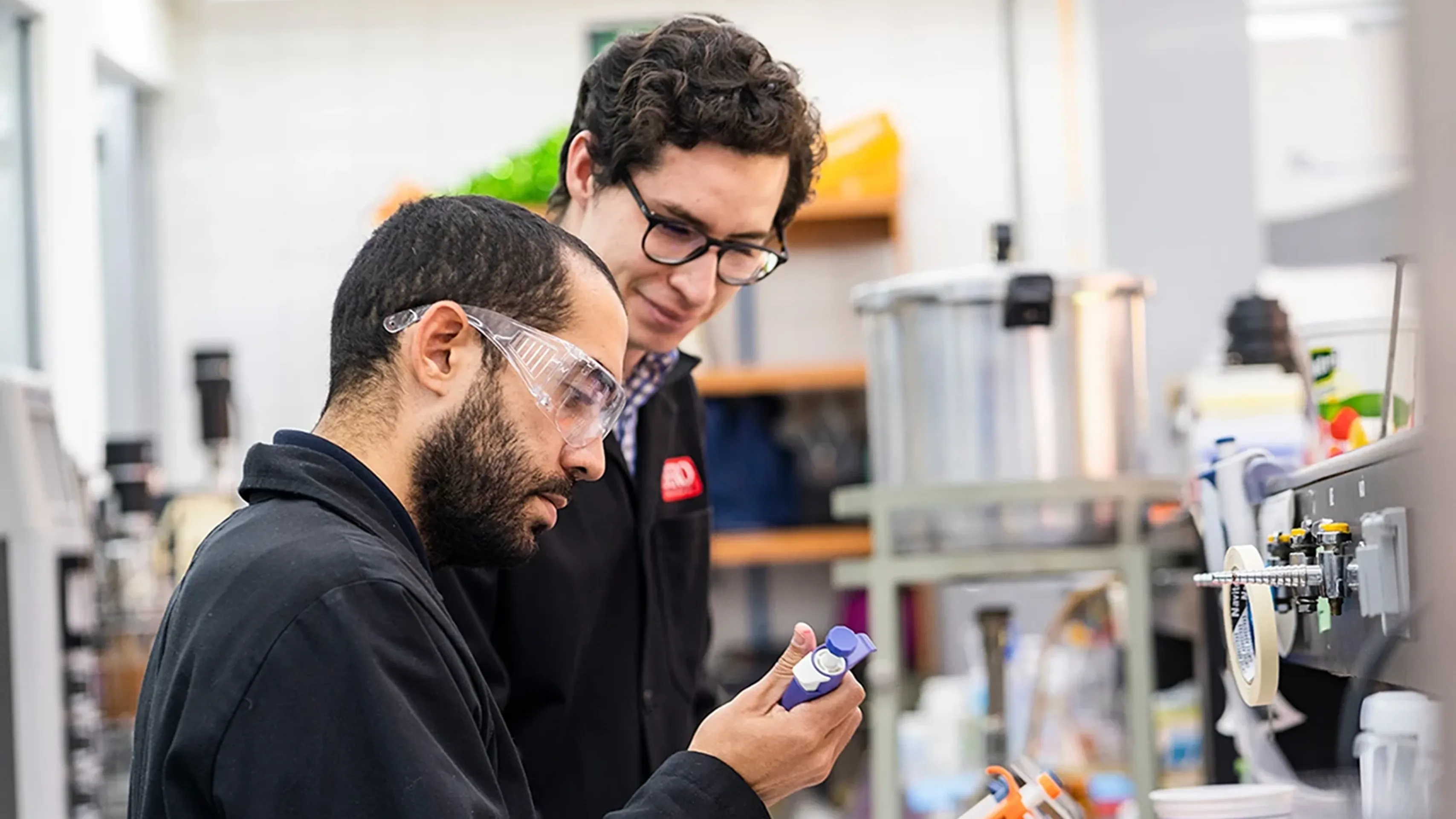 Estudiantes en el laboratorio de Alimentos en la IBERO.